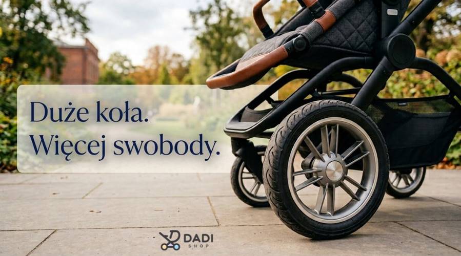 Zbliżenie na solidne koła i konstrukcję nowoczesnego wózka dziecięcego stojącego  na tle parkowej alejki.